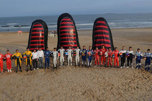 DyN Un grupo de pilotos del TC 2000 junto a los emblemáticos dedos de Punta del Este, Uruguay, que este fin de semanan participaron de la primera carrera del año de esa categoría.