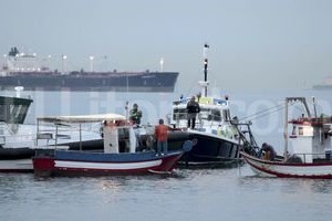 EFE La policía de Gibraltar impide por la fuerza que los pescadores españoles faenen en la zona.