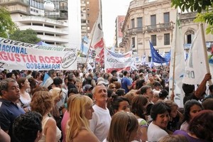 Prensa Agustín Rossi Rossi lanzó su precandidatura a gobernador de la provincia en la bajada Sargento Cabral de la ciudad de Rosario.