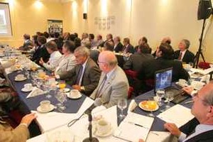 Guillermo Di Salvatore En la sede de ADE, entre café y medialunas, Barletta desplegó las imágenes de los principales proyectos para la ciudad.