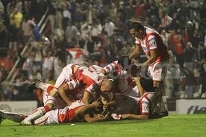 Mauricio Garín Aunque no se vea, Diego está. Abajo de la montaña de jugadores, está Barisone, el autor del gol que le dio el triunfo a Unión sobre San Lorenzo.