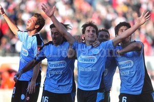 ELLITORAL_43238 | Telam El plantel Pirata festeja su ascenso en la cancha de River