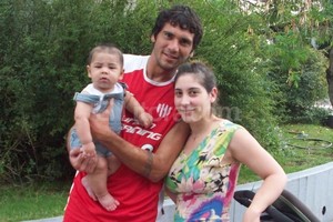 Gentileza Emiliano Guardia Bien acompañado. Un momento de esparcimiento invalorable en medio de tanto trabajo. En Uruguay, Juan Pablo recibió la visita de su esposa y su hijo.