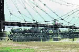 Héctor Cavallero El Puente Colgante como pocas veces se ha visto. Corresponde al año 1963, cuando la bajante llegó a niveles críticos: 0,31 metros en el puerto local.