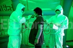 ELLITORAL_39728 |  EFE Un equipo sanitario revisa el nivel de radiación en una mujer.