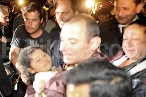 ELLITORAL_35249 |  Télam La emoción embargó a todos los rescatistas minutos antes de la medianoche, cuando lograron que Vanesa vuelva a la superficie.