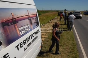 ELLITORAL_50433 | Flavio Raina El vehículo fue encontrado ayer volcado sobre la ruta 4 sin ocupantes en su interior