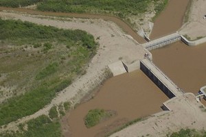 Archivo El Litoral Más claro... A la derecha de la foto, el Salado a pleno a la altura del dique de Colonia Dora, cien kilómetros antes de que ingrese a Santa Fe. Se observan tres canales que derivan agua para riego. A la izquierda de la foto, lo que dejan pasar para nuestra provincia...
