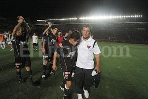 ELLITORAL_49009 |  Pablo Aguirre Mario Sciacqua saluda con afecto a Bruno Urribarri, quien marró en el tramo final un tiro penal. El entrerriano ha sido uno de los jugadores más parejos del equipo, aunque tuvo una caída en estos últimos partidos.