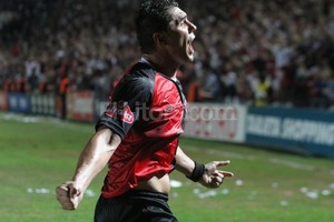 Pablo Aguirre. Colón derrotó a Atlético Rafaela por 1 a 0 con gol del histórico Esteban Fuertes.