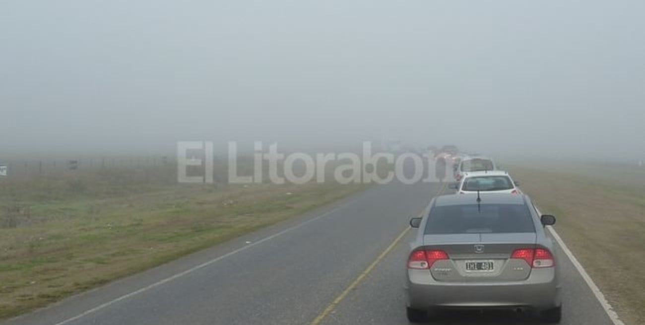 Intensos bancos de niebla y lluvias dificultan la visibilidad en rutas