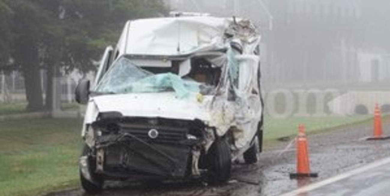 Fuerte choque entre un colectivo y una combi en la ruta 34