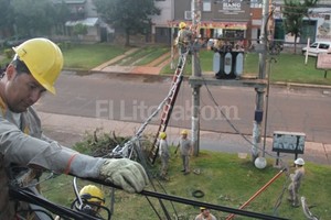 ELLITORAL_52818 | Flavio Raina Operarios de la EPE trabajaban esta mañana para reparar las líneas conflictivas.