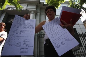 ELLITORAL_23092 |  Mauricio Garín El lunes redactaron el petitorio y este martes lo entregaron en Casa de Gobierno. Un grupo se congregó frente a la sede de la EPE en bulevar Pellegrini, dejó una copia y se reunió con autoridades, abriendo un camino de diálogo.