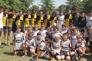 Luis Cetraro En Cabaña Leiva. El plantel M1 y algunos de los chicos de rugby infantil de El Quillá, aceptaron gustosos la requisitoria de El Litoral, durante el reciente Encuentro Nacional Profesor Roberto Moreno organizado por La Salle.