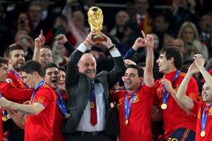 ELLITORAL_29250 |  EFE El entrenador español, Vicente del Bosque, levanta el trofeo de campeones del mundo tras la victoria por 1-0 contra Holanda en la final del Mundial de Fútbol de Sudáfrica 2010.