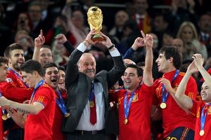 ELLITORAL_29250 | EFE El entrenador español, Vicente del Bosque, levanta el trofeo de campeones del mundo tras la victoria por 1-0 contra Holanda en la final del Mundial de Fútbol de Sudáfrica 2010.