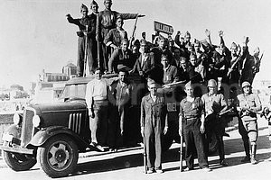 EFE Falange en marcha. Un contingente de soldados de la derecha hace un alto en Salamanca, camino del frente de batalla en los primeros días del alzamiento.