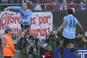 Télam Diego Forlán marcó dos goles y fue una de las figuras del partido.