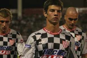 Mauricio Garín Los juveniles Zurbriggen (en primer plano) y Maidana (atrás) salen de la cancha, junto a Nicolás Correa.
