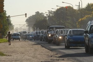 Flavio Raina La foto fue tomada el viernes por la tarde. Los nuevos semáforos generan filas interminables de autos. Muchos optan por circular por las banquinas. Otros, por las poco mantenidas calles del interior de Colastiné Norte.