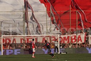 ELLITORAL_47782 |  Mauricio Garín. Imponente: el aliento que baja de local desde la  Barra de las Bombas  y rebota en los otros cuatro costados del estadio 15 de Abril.