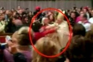 ELLITORAL_22309 |  EFE Momentos de gran tensión se vivieron durante la Misa de Gallo, cuando la mujer hizo caer al Papa.