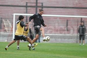 Luis Cetraro Uno de los refuerzos de mayor jerarquía que llegó para reforzar al plantel sabalero es Joaquín Larrivey, ex Huracán, Vélez y Cágliari de Italia. Se demoró el transfer, pero fue habilitado, entró algunos minutos en La Plata y pide pista para mostrarse en Santa Fe.