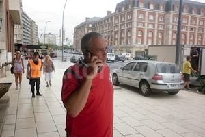 ELLITORAL_50239 |  El Litoral El vicepresidente sabalero habla por teléfono con la típica postal marplatense de fondo. El clima que se vive en el campamento rojinegro es irreprochable y todos, jugadores y técnico, se encargan de señalarlo.