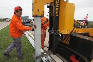 Amancio Alem. Seguridad. Ayer los trabajadores avanzaban en la colocación de los guardarraíles. Luego, se procederá con la iluminación que tiene un presupuesto de $ 24.225.992,43.