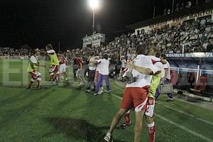 Pablo Aguirre Se festejó como nunca. El cuerpo técnico y los suplentes tatengues celebran en el Grella, que estuvo repleto de hinchas de Patronato. Hubo sufrimiento en el final, pero el equipo mostró la mística triunfadora.