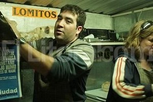 Gentileza Indymedia. El ex agente de policía Esteban Velázquez, atendiendo el carrito El Tiqui , como lo apodan a él.