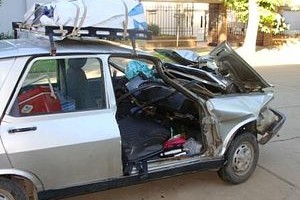 El Trébol Digital Así quedó el Renault 12 que se vio envuelto en el incidente de tránsito.