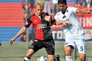 ELLITORAL_51144 |  Flavio Raina ¿Caire titular? Al paso que va y si no llega un refuerzo que se gane rápidamente un lugar entre los 11, Maximiliano Caire tendría la chance de arrancar de titular por el sector derecho.