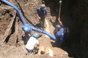 Flavio Raina Operarios de ASSA intentan reparar el acueducto de 800 milímetros que ya registró dos problemas en 6 meses.