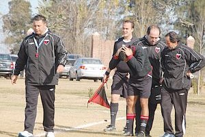 ELLITORAL_29916 |  Gentileza Club Colón El momento en el cual el chico Curuchet se retira lesionado en el amistoso con Patronato. Venía bien, pero parece que está desgarrado.