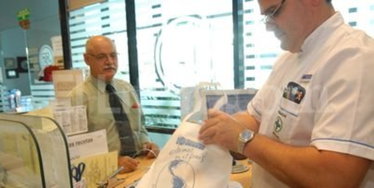 En farmacias locales ya dan a sus clientes bolsas ecológicas