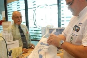 Flavio Raina. Reutilizables. La Farmacia Mutual de Jerárquicos Salud entrega desde hace 20 días bolsas que se pueden volver a usar. Y desde hace más tiempo, realizan sus envíos en envases de papel reciclado.