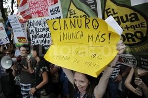 ELLITORAL_58127 |  EFE La población está movilizada por el riesgo de contaminación.