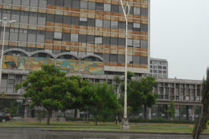 Archivo El Litoral. El edificio del Correo presenta un preocupante estado de deterioro, la provincia y la municipalidad resolverán su destino.