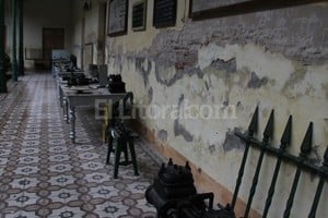 Guillermo Di Salvatore Roturas. En las paredes exteriores del museo, que dan al patio, se observa el impiadoso paso del tiempo en las paredes y en los techos.