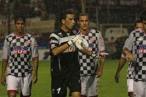 Pablo Aguirre (archivo) Hablando bajo la lluvia. Volcando su experiencia, el guardameta Oscar Limia se retira del campo de juego tras la finalización del primer tiempo, dando indicaciones a su compañero, Vera.