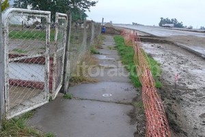 Juan Manuel Fernández La Ruta 19, encima de la escuela. Ninguno de los organismos -provinciales y nacionales- y ministros citados se presentó a la audiencia de conciliación.