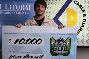 Alejandro Villar. El ganador del certamen muestra su cheque por 10.000 pesos