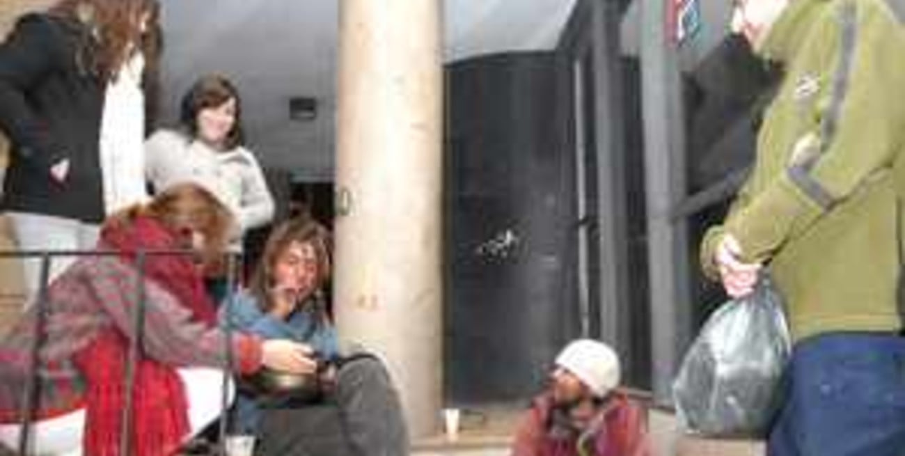 Jóvenes solidarios ayudan a personas que viven en la calle