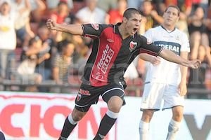 Luis Cetraro Gabriel Graciani el día de mayor emoción con la camiseta de Colón: festejando el gol a Gimnasia en el Cementerio de los Elefantes. Ahora, derecho a la Juvenil.