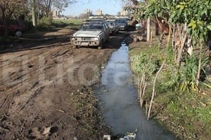 Amancio Alem Por el barro. No hay calzado que dure , comentaron los vecinos a la hora de dar cuenta de los problemas que les ocasiona el pésimo estado que tienen las calles.