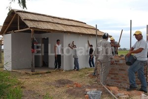 ELLITORAL_33810 |  Néstor Gallegos Imagen de archivo cuando se empezaban a construir las viviendas.