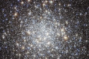 EFE Imagen facilitada hoy por la Agencia Espacial Europea del cúmulo global Messier 9, la más nítida captada por el telescopio Hubble.