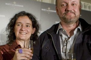 EFE Vanessa Ragone, este viernes en Hollywood, junto al director de la película, Campanella.